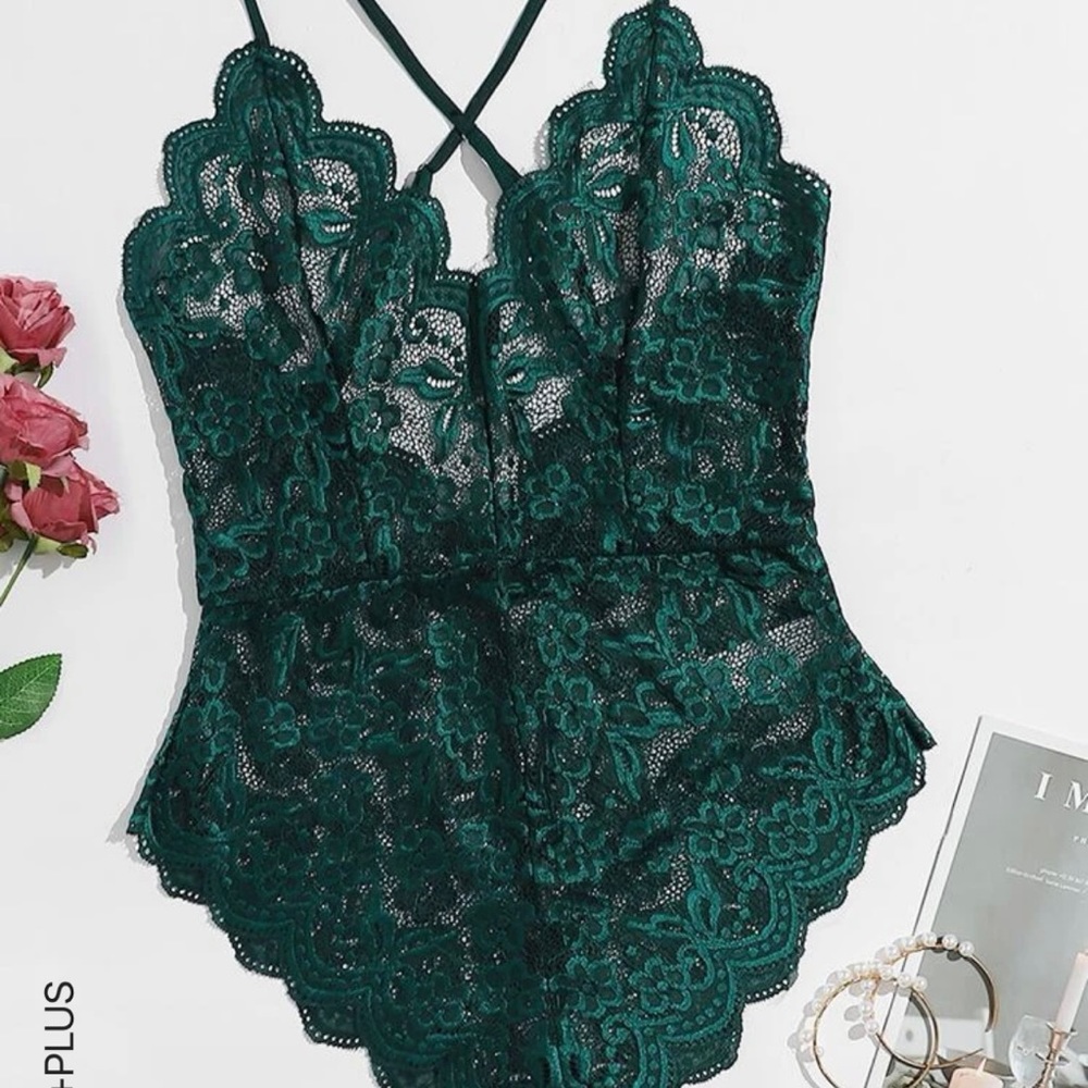 SHEIN Plus Floral Scalloped Lace Teddy Bodysuit Army Green